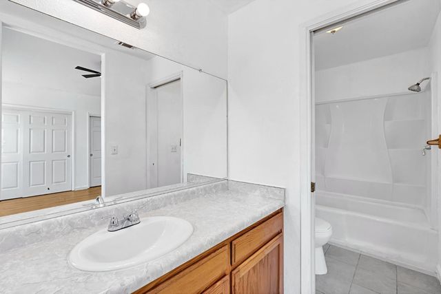 1035 La Perla Ln, Madera, CA 93638
