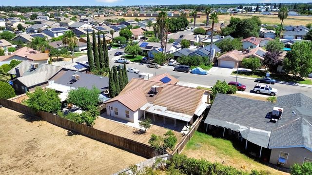 1035 La Perla Ln, Madera, CA 93638