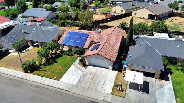 1035 La Perla Ln, Madera, CA 93638