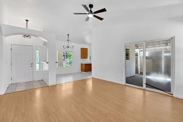 1035 La Perla Ln, Madera, CA 93638