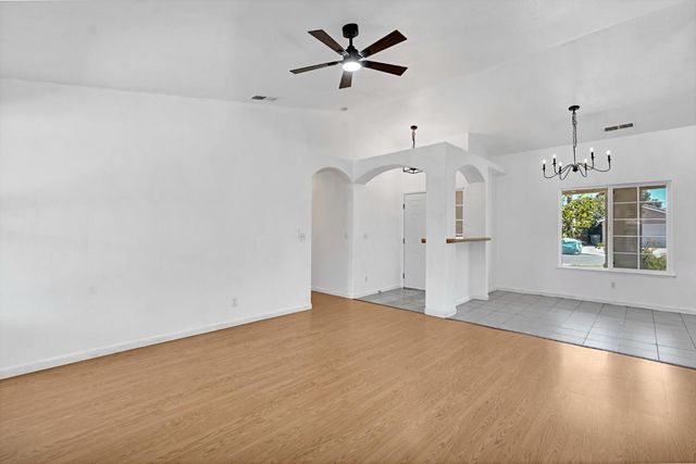 1035 La Perla Ln, Madera, CA 93638