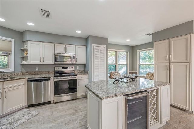 6652 Trident WAY J-1, Naples, FL 34108