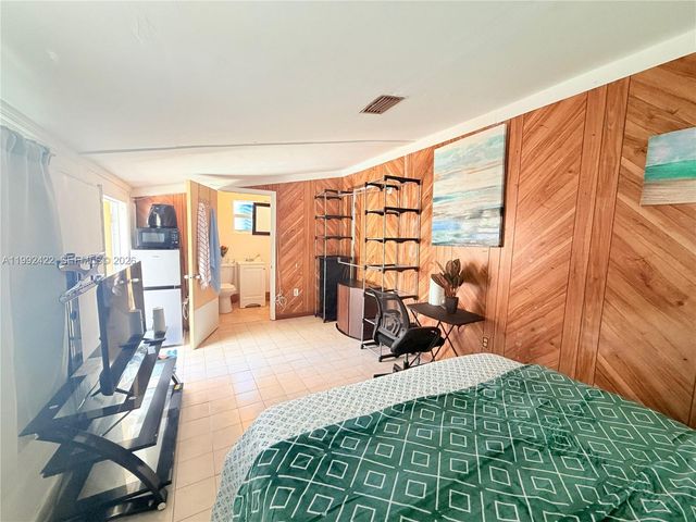 19631 NE 12th Ct EFF, Miami, FL 33179