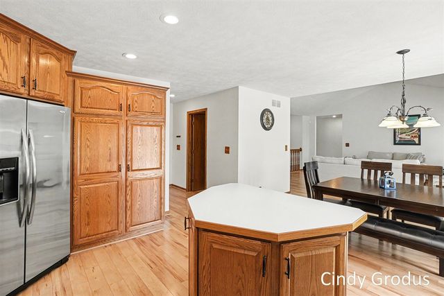 975 Bluff Lake Drive, Zeeland, MI 49464