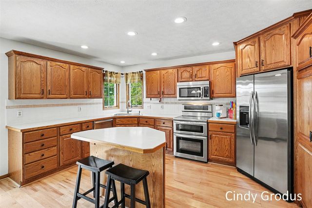 975 Bluff Lake Drive, Zeeland, MI 49464