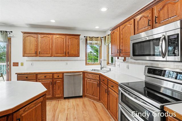 975 Bluff Lake Drive, Zeeland, MI 49464