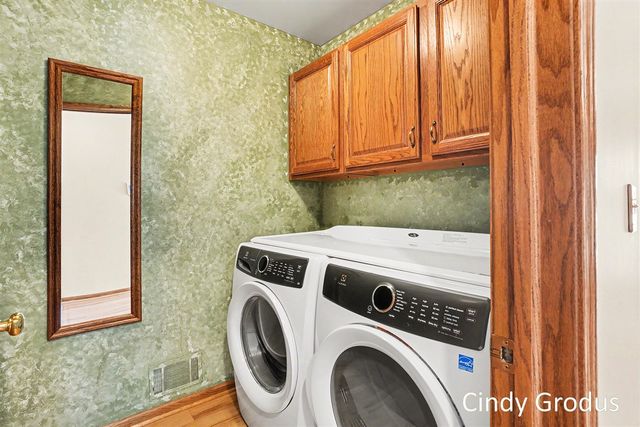 975 Bluff Lake Drive, Zeeland, MI 49464