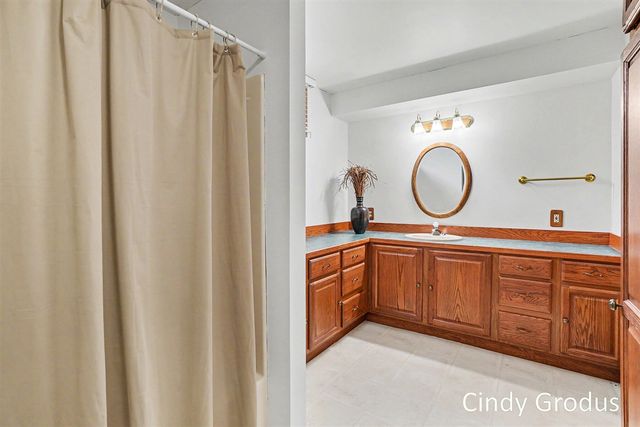 975 Bluff Lake Drive, Zeeland, MI 49464
