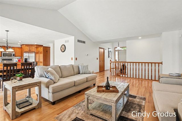 975 Bluff Lake Drive, Zeeland, MI 49464