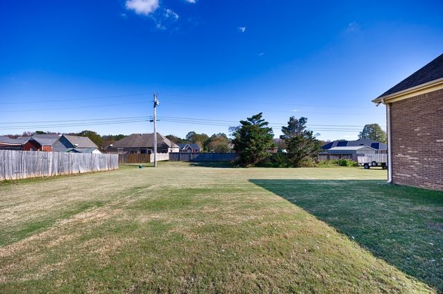 1803 Nella Dr, Athens, AL 35611