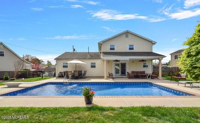 16 Galway Drive, Hazlet, NJ 07730