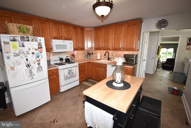 438 W BROAD ST, Burlington, NJ 08016