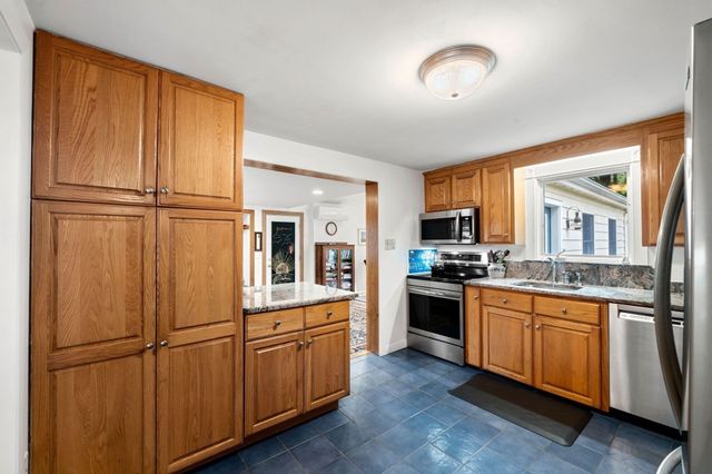 14 Ortins Rd, Hamilton, MA 01982