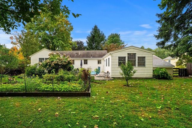 14 Ortins Rd, Hamilton, MA 01982
