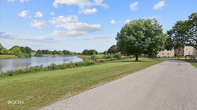 135 W Elk Trail 135, Carol Stream, IL 60188
