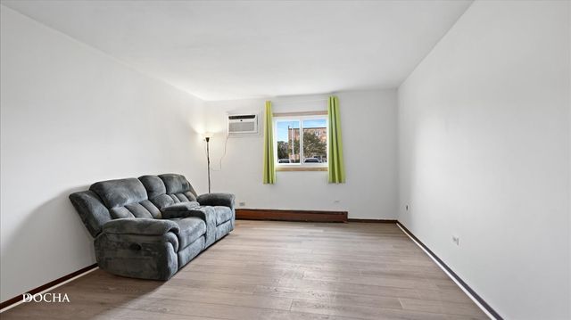135 W Elk Trail 135, Carol Stream, IL 60188