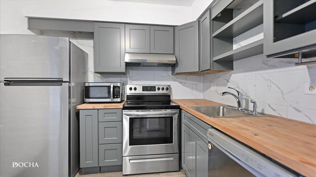 135 W Elk Trail 135, Carol Stream, IL 60188
