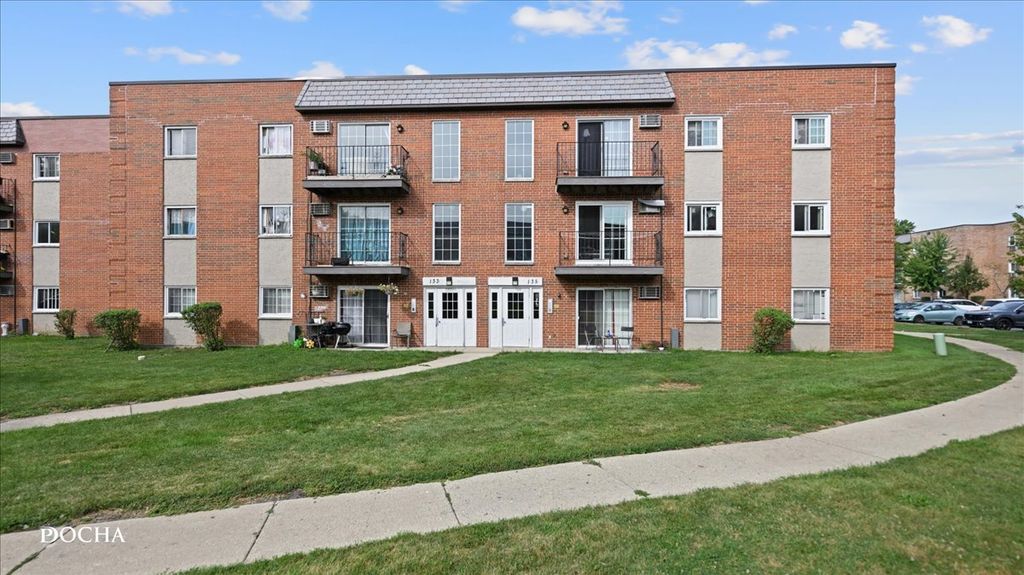 135 W Elk Trail 135, Carol Stream, IL 60188