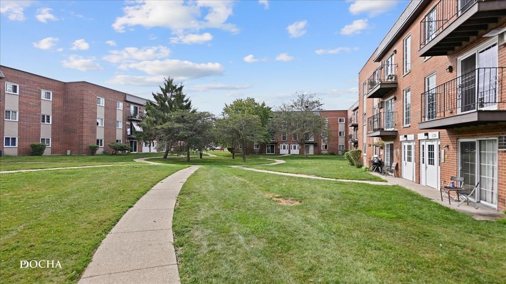 135 W Elk Trail 135, Carol Stream, IL 60188 — photo 2