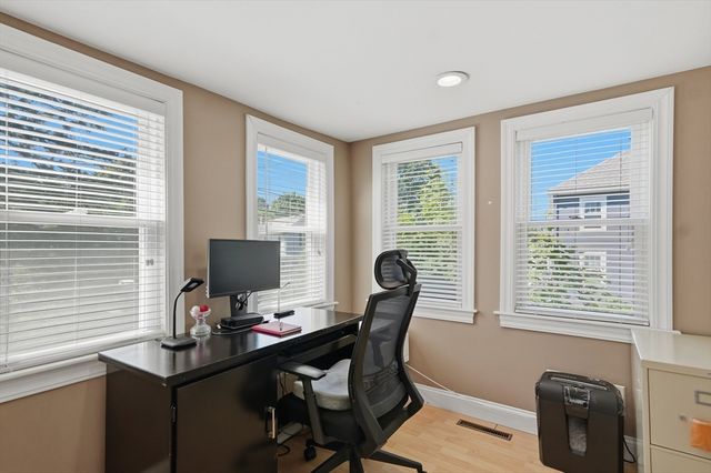 112 Stoughton St, Quincy, MA 02169