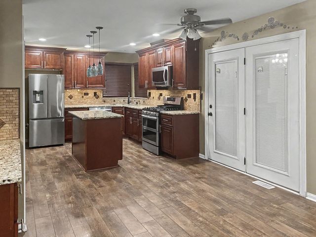 1213 Pennsbury Lane, Aurora, IL 60502