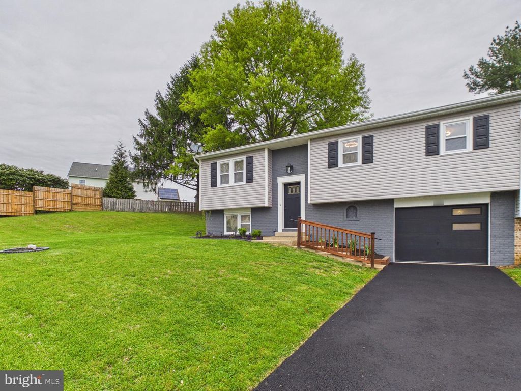 214 BREWSTER DR, Lancaster, PA 17603