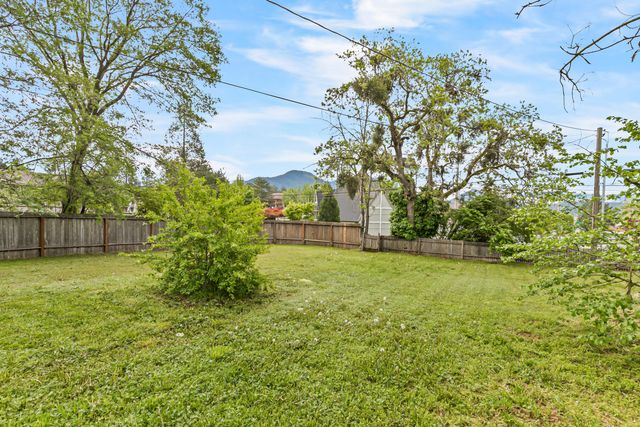 868 NE A Street, Grants Pass, OR 97526