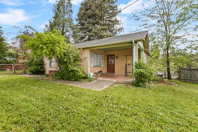 868 NE A Street, Grants Pass, OR 97526