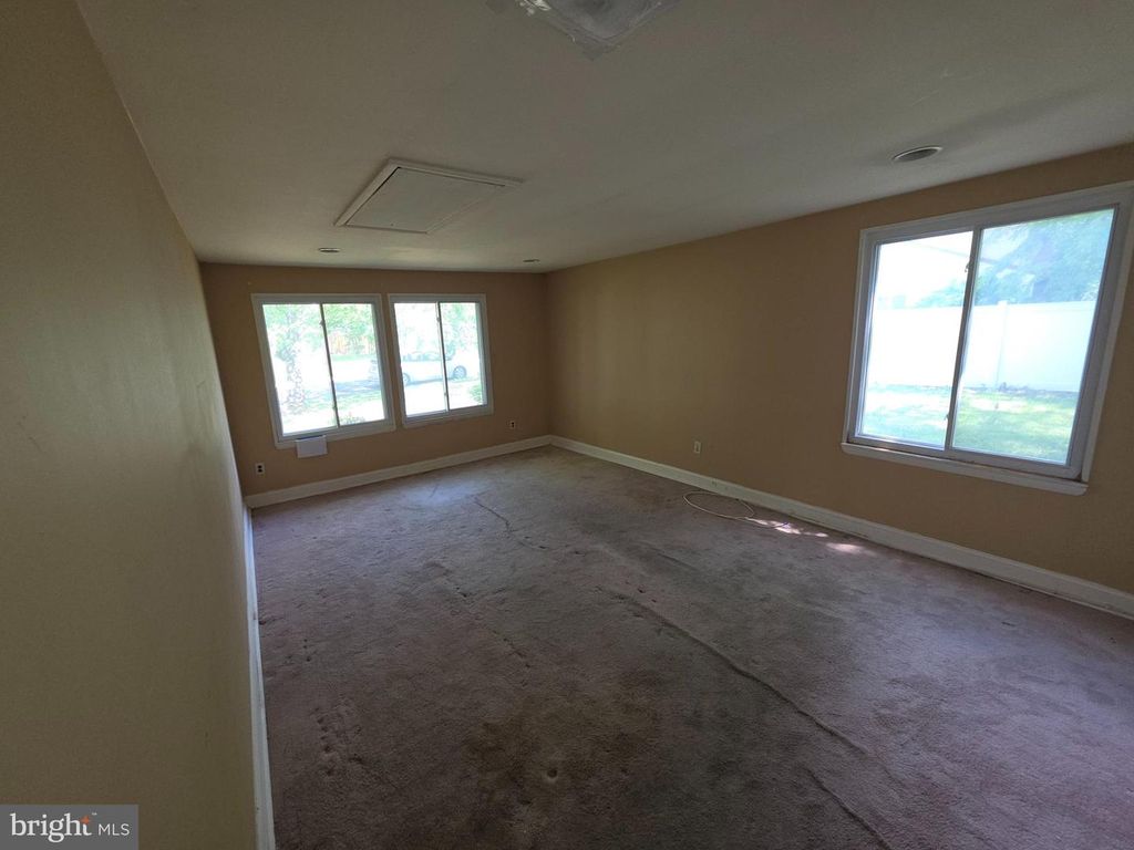 Image 5 of property listing at 2504 PANTHER LN, Bowie, MD 20716