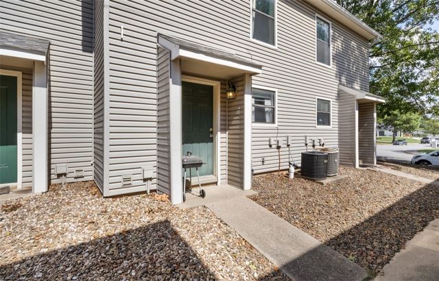 304 Fairway Circle b, Springdale, AR 72764