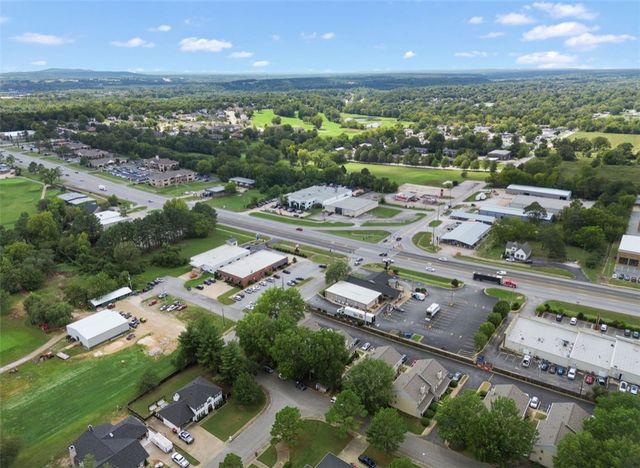 304 Fairway Circle b, Springdale, AR 72764