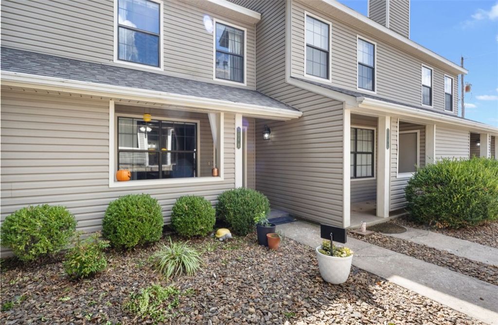 304 Fairway Circle b, Springdale, AR 72764