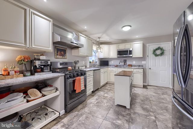 115 ABBEY DR, Mount Wolf, PA 17347