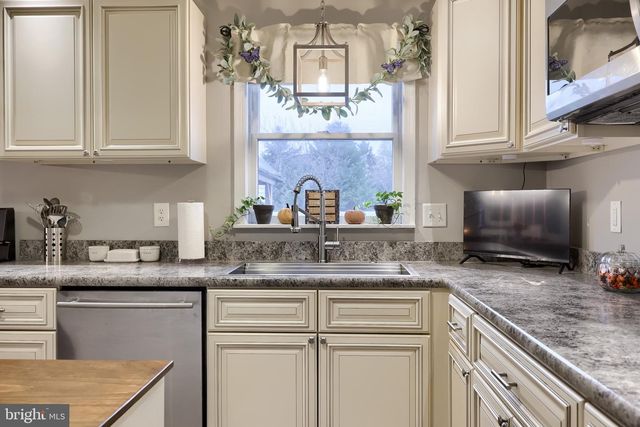 115 ABBEY DR, Mount Wolf, PA 17347