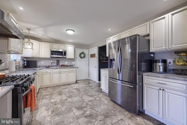 115 ABBEY DR, Mount Wolf, PA 17347