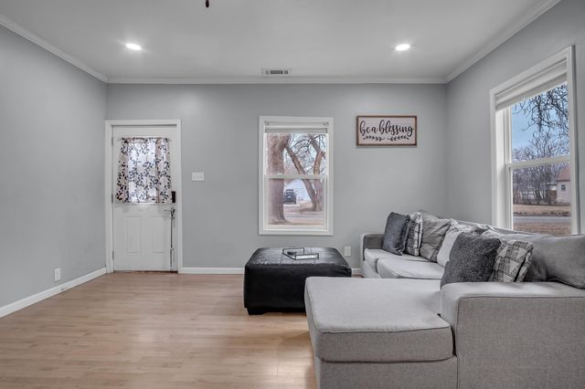 616 E 8th St, Newton, KS 67114