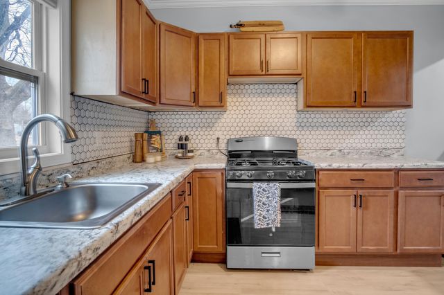 616 E 8th St, Newton, KS 67114