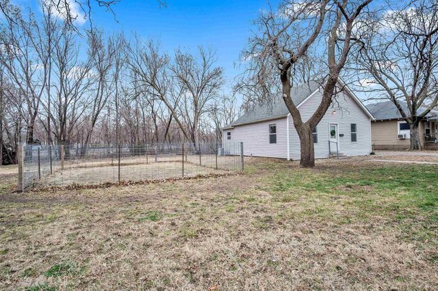 616 E 8th St, Newton, KS 67114