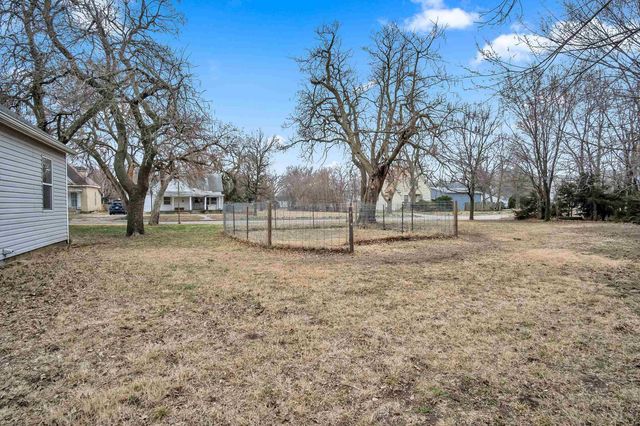 616 E 8th St, Newton, KS 67114