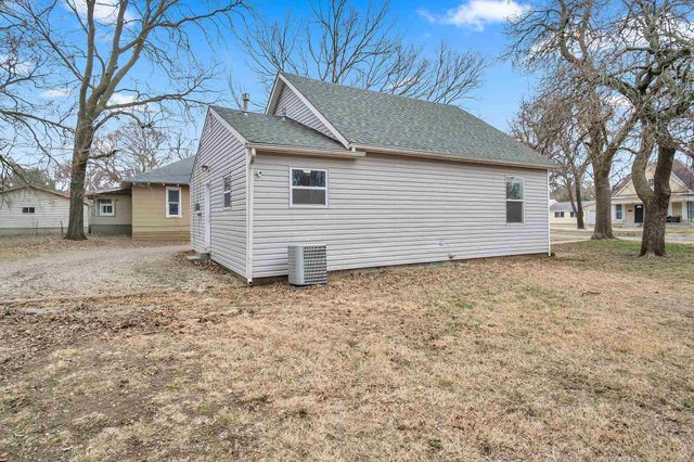 616 E 8th St, Newton, KS 67114