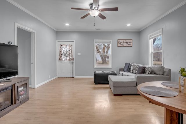 616 E 8th St, Newton, KS 67114