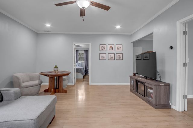 616 E 8th St, Newton, KS 67114