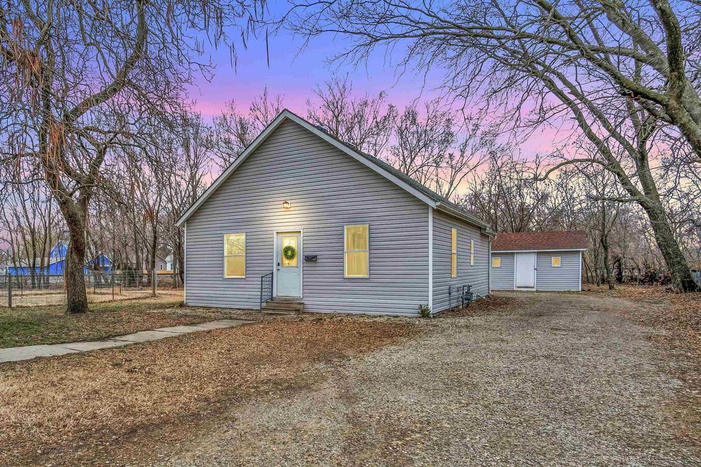 616 E 8th St, Newton, KS 67114