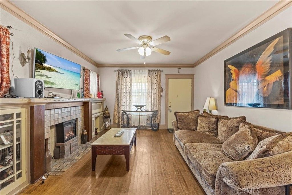 Image 10 of property listing at 1119 W 84th Place, Los Angeles, CA 90044