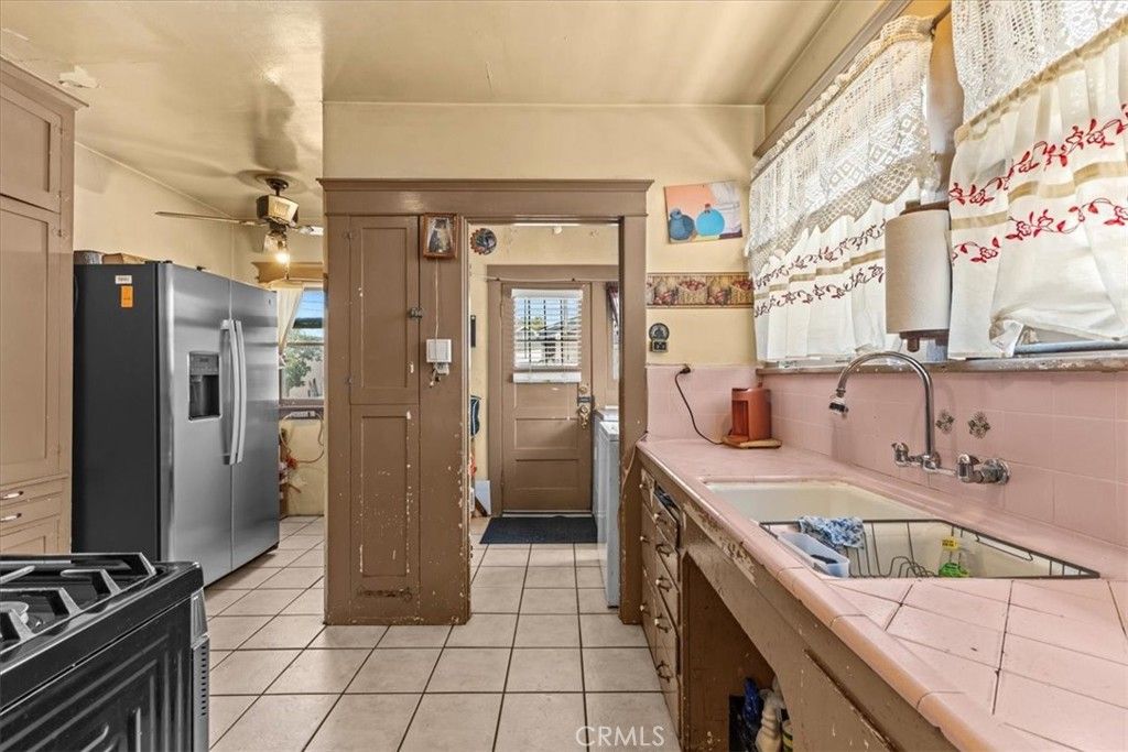 Image 13 of property listing at 1119 W 84th Place, Los Angeles, CA 90044