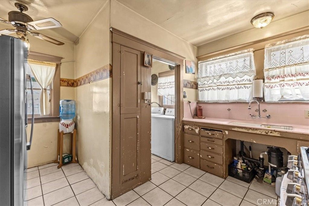 Image 14 of property listing at 1119 W 84th Place, Los Angeles, CA 90044