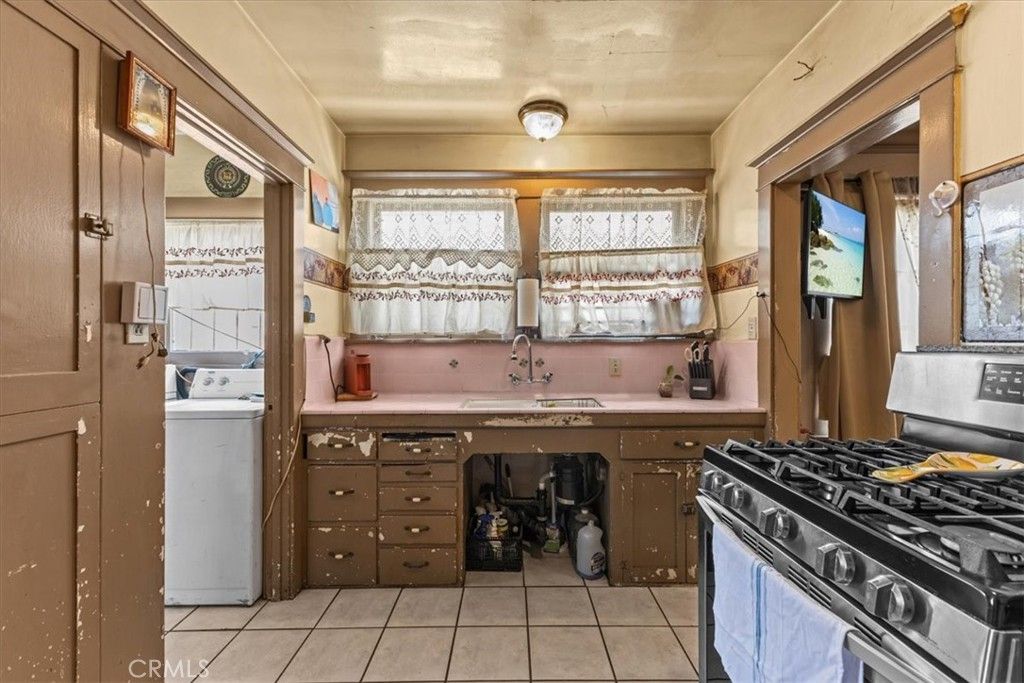 Image 15 of property listing at 1119 W 84th Place, Los Angeles, CA 90044