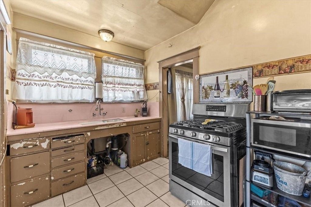 Image 16 of property listing at 1119 W 84th Place, Los Angeles, CA 90044