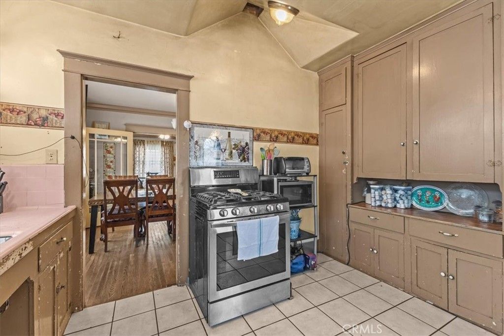 Image 17 of property listing at 1119 W 84th Place, Los Angeles, CA 90044
