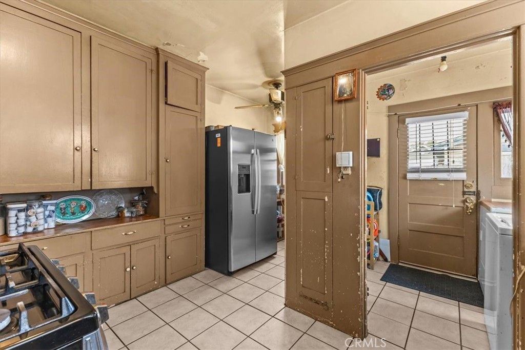 Image 18 of property listing at 1119 W 84th Place, Los Angeles, CA 90044